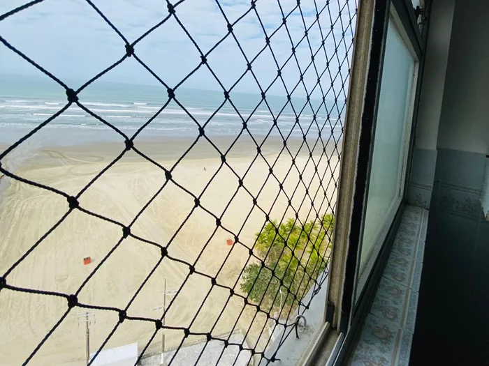 Apartamento no litoral com rede de proteção instalada pela Vidal's Proteções