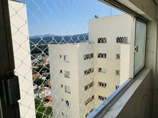 Janela de apartamento com rede de proteção instalada pela Vidal's Proteções