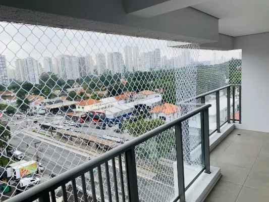 Sacada de apartamento com rede de proteção instalada pela Vidal's Proteções